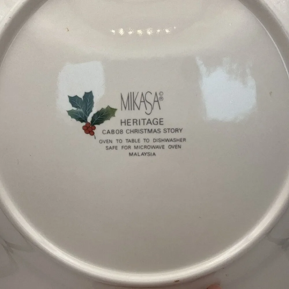 MIKASA Heritage Christmas Story 11 1/8” Dinner Plate, excellent condition!